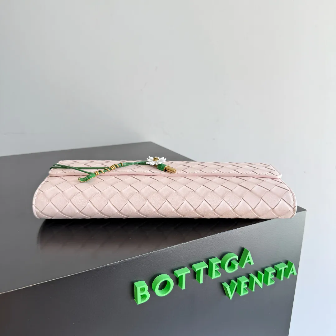 Batch 1720 Bottega Veneta clutch bags are shipping! The carefully crafted latch opening and closing is like a small key, giving us a sense of ritual every time we use this bag. The innovative design this time is to make the latch part into the shape of a small daisy. The originally elegant and restrained style instantly adds some playfulness, and matches with a skirt. Going out for a picnic or admiring the scenery will add to the overall look🌸🌸The heavily crafted daisy is lifelike and full of exquisiteness. The fixed rope is also decorated with a winding golden rope and a small leaf, echoing the daisy. The whole bag looks very coordinated. Style number: 836810 (741511) Size: 31*13*3cm